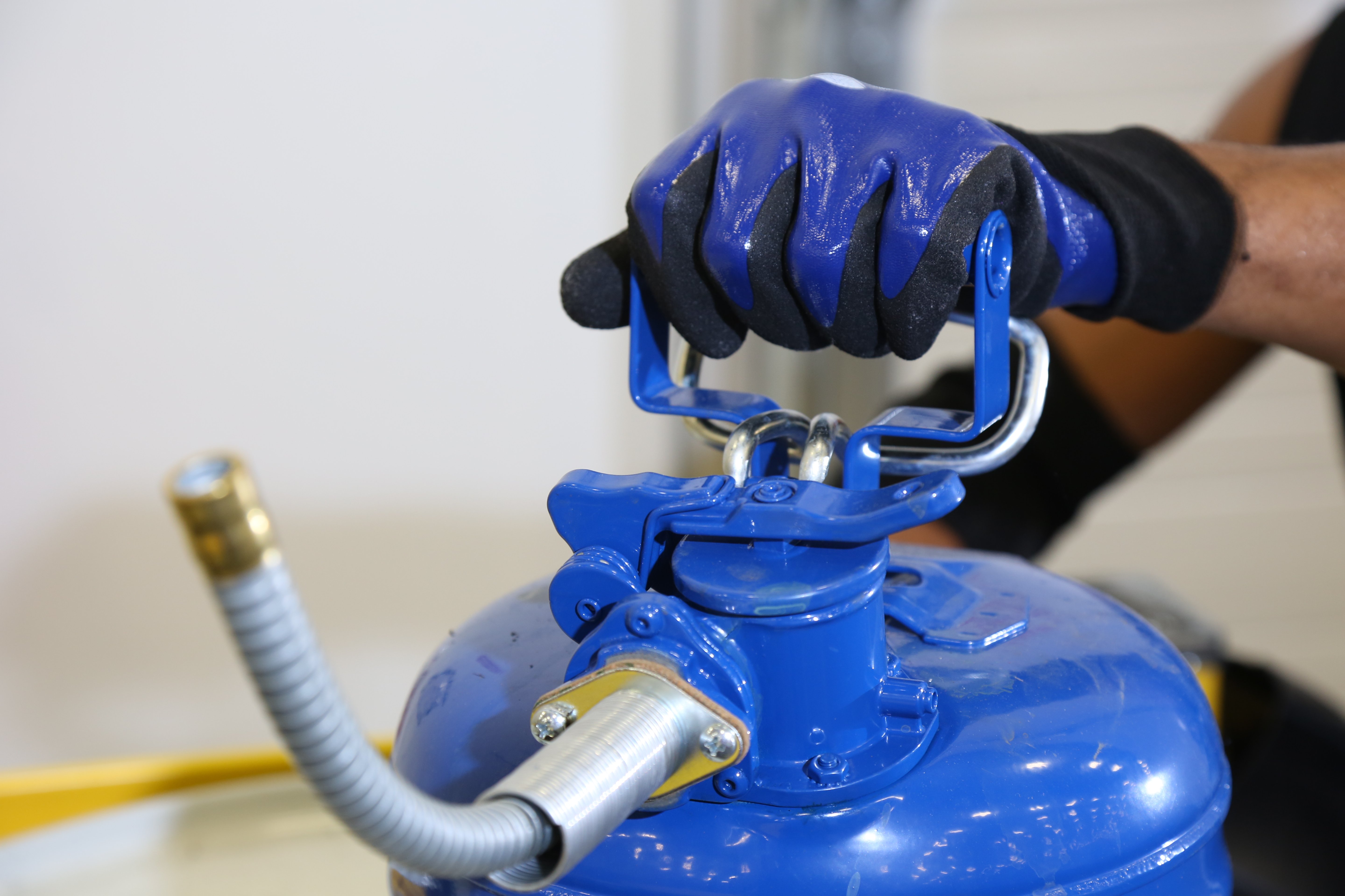 Understanding Dipped Gloves Polyurethane vs. Latex vs. Nitrile